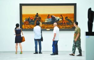 昨天，参观者在宋庄美院艺术中心欣赏清华美院学生的作品，其中不乏一些前来选购艺术作品的机构人员。 　　本报记者 和冠欣摄