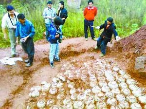 巫山县南北朝古墓现场。