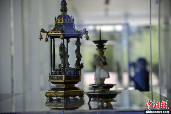 安纳伯格庄园位于洛杉矶以东110英里左右，是已故美国出版巨头、慈善家兼前美国驻英大使安纳伯格和他的夫人丽诺尔的故居。游客中心大厅左侧的展品陈列区格外引人注目，玻璃柜子中陈列着数十件瓷器、香炉、酒具等明清宫廷文物。中新社发毛建军摄 新浪收藏配图