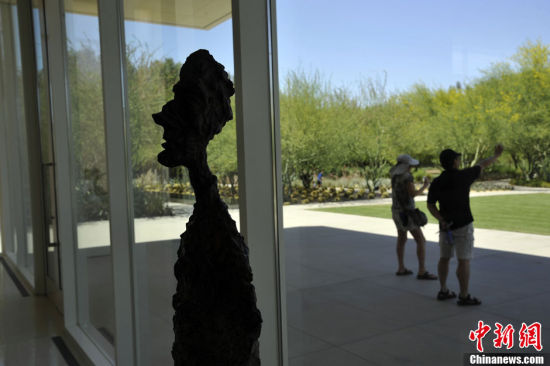 安纳伯格庄园位于洛杉矶以东110英里左右，是已故美国出版巨头、慈善家兼前美国驻英大使安纳伯格和他的夫人丽诺尔的故居。游客中心大厅左侧的展品陈列区格外引人注目，玻璃柜子中陈列着数十件瓷器、香炉、酒具等明清宫廷文物。中新社发毛建军摄 新浪收藏配图