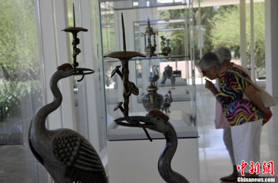 安纳伯格庄园位于洛杉矶以东110英里左右，是已故美国出版巨头、慈善家兼前美国驻英大使安纳伯格和他的夫人丽诺尔的故居。游客中心大厅左侧的展品陈列区格外引人注目，玻璃柜子中陈列着数十件瓷器、香炉、酒具等明清宫廷文物。中新社发毛建军摄 新浪收藏配图