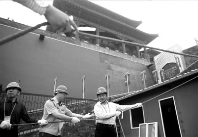 单霁翔与工作人员一起，拆除午门西马道西侧的彩钢房。中新社发