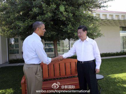 奥巴马向习近平赠送一把加州红杉木长椅