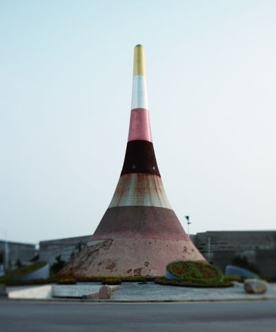 宋庄环岛上竖立的七色塔