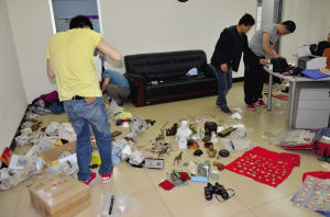 办案人员搜出大量古玩、玉器、像章等，价值暂时无法估量