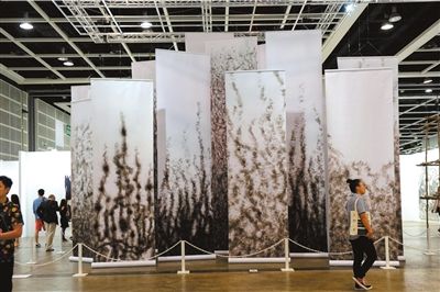 两层展厅中少见中国水墨作品，但在三层的公共空间秦风的当代水墨凌空而下，不能不说是惊喜。香港巴塞尔供图
