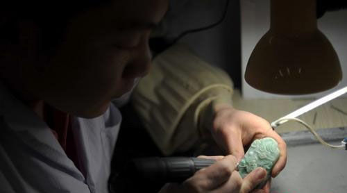 加工原石也是个精细活儿