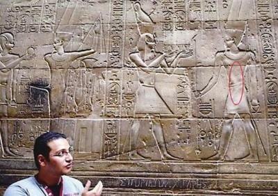 红圈处为“丁锦昊到此一游”涂鸦位置（见上图），需成年人伸长手臂方可触及，小孩如无人托举很难够得着