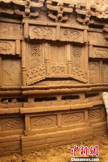 甘肃临夏近日发现一座古墓葬，初步判定为金代砖雕墓。图为墓室南壁结构。　临夏州文化出版局供图　摄