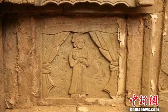 甘肃临夏近日发现一座古墓葬，初步判定为金代砖雕墓。图为捧盒侍女图雕砖。　临夏州文化出版局供图　摄