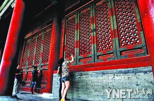 故宫中和殿门窗被扒坏