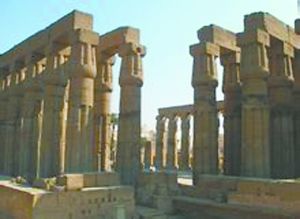 南京孩子埃及神庙涂鸦 父母公开道歉