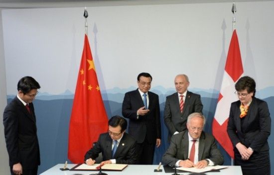 在国务院总理李克强与瑞士联邦主席于利·毛雷尔的见证下，中国商务部长高虎城与瑞士联邦委员兼经济部长施耐德-阿曼在瑞士伯尔尼签署《关于结束中国-瑞士自由贸易协定谈判的谅解备忘录》（图片</p>

<p>　　《国际金融报》记者就此采访了瑞士贸易联盟总秘书长Stéphane Graber 和日内瓦金融中心总理事长 Steve Bernard，2人均参与了李克强访问瑞士期间的相关活动，并激动地表示：“李克强上任后访问的第一个欧洲国家就是瑞士，这显示了中国对瑞士的高度重视，以及瑞士在中国的地位和声誉。中瑞签署自由贸易协定对拓展和深化中瑞乃至中欧经贸关系具有重要的现实意义和长远影响。”</p>

<p>　　在结束对瑞士的访问之后，李克强于当地时间5月25日下午乘专机抵达柏林泰格尔军用机场，开始对德国进行正式访问。在欧债危机持续背景之下，李克强访德也备受各界关注。李克强访德期间有望打造两国经贸合作“升级版”，签署一系列合作协议。</p>

<p>　　<strong>首个欧洲FTA意义重大</strong></p>

<p>　　“瑞士要分享中国经济增长，拓展中国市场；中国要获得品牌、技术、管理、营销网络、研发平台、高精尖产品制造，拓展欧洲市场。签署FTA符合两国共同利益。”参与了中国与瑞士自由贸易协定研究项目的国家发改委对外经济研究所国际合作室主任张建平在接受《国际金融报》记者采访时强调说。</p>

<p>　　据中国商务部长高虎城透露，中瑞FTA是一个全面的、高水平的和互利互惠的协定。协定的零关税比例很高，瑞方将对中方99.7%的出口立即实施零关税，中方将对瑞方84.2%的出口最终实施零关税；如果加上部分降税的产品，瑞士参与降税的产品比例是99.99%，中方是96.5%。</p>

<p>　　在张建平看来，中瑞之间的产业结构和贸易结构互补性强，双方合作潜力大，自贸协定的达成，将进一步深化双方经贸合作，推动双方经贸关系迈上新台阶。中国拥有巨大的市场需求和发展潜力，中国的一些制造业也极具竞争力；瑞士是欧洲发达国家，拥有雄厚的科技实力和产业优势，在精细化工、钟表制造和精密仪表等领域拥有较大优势。</p>

<p>　　事实上，较强的经济互补性使中瑞经贸关系长期保持健康平稳发展。数据显示：双边贸易额从建交之初的680万美元发展到2011年创纪录的308亿美元。2012年，面对欧债危机持续发酵和世界经济动荡的不利因素，中瑞双边贸易额依然达到263亿美元。</p>

<p>　　“我们很多公司都盼着去中国，我非常激动和期待FTA正式签订。”Stéphane Graber在与《国际金融报》记者通话时提高了分贝，并伴着笑声，“中国现在已经是瑞士的第三大贸易伙伴，占瑞士全球贸易总额的4.7%。”</p>

<p>　　Stéphane Graber进一步指出：“对瑞士而言，最受益的行业是大众消费品行业，例如Nestle，Kraft，Barry Callebaut等公司。FTA对于中国和瑞士都是天大的好消息。10天以前，日内瓦和北京还实现了直航。”</p>

<p>　　“自由贸易协定一般只针对商品贸易，不包括私人银行相关业务，但中瑞签署的FTA依然能给瑞士的私人银行和财富管理机构提供发展机遇和巨大的中国市场。”在伦敦市前副市长、中国人民大学重阳研究院高级研究员约翰·罗斯义看来，“全球私人银行、财富管理金融机构都在瞪大眼睛地盯着中国人口袋里的钱。”</p>

<p>　　<strong>贸易金融成为突破口</strong></p>

<p>　　李克强在瑞士《新苏黎世报》发表的署名文章《为什么选择瑞士》中提出，访问瑞士的3个目的是：推动中瑞自贸区进程、加强双方金融领域交流与合作、进一步增进两国互信与理解。</p>

<p>　　如今，第一和第三个目的都已经顺利实现，如何加强双方金融领域交流与合作备受瞩目。记者注意到，李克强在瑞士经济金融界人士午餐会上发表了题为《携手迈向中瑞务实合作的新未来》的演讲，随后，双方还宣布建立金融对话机制。</p>

<p>　　对此，罗斯义在接受《国际金融报》记者采访时指出：“与英国、德国相比，瑞士不仅在总体的金融框架下拥有强劲实力，而且在贸易金融、私人银行、某些保险等领域拥有特别的专业技能。因此，中国与瑞士在贸易金融领域的合作将有重大机遇。”</p>

<p>　　一直以来，瑞士是全球财富管理、私人银行中心，同时也是国际贸易金融中心，掌管全球1/3的贸易及相关金融、服务，其中，中国正是瑞士最大的客户。</p>

<p>　　“虽然瑞士以私人银行闻名于世，但瑞士曾经的立国之本和核心业务却是贸易与贸易金融，这对于瑞士来说，远比私人银行业务重要得多。”罗斯义告诉记者，“瑞士非常擅长做金融中间商，这已经持续了数个世纪，这甚至是瑞士这个国家之所以存在的原因！”</p>

<p>　　在罗斯义看来：“与英国、德国相比，瑞士不仅在总体的金融框架下拥有强劲实力，而且在贸易金融、私人银行、某些保险等领域拥有特别的专业技能。因此，中国与瑞士在贸易金融领域的合作将有重大成果。”</p>

<p>　　“随着国际贸易商品的价格上涨，国际贸易金融领域的需求不断上升，尤其对于中国金融业而言，无疑是进入国际贸易金融领域的大好时机。”不过，Stéphane Graber认为，“中国要成为贸易强国，就必须提高在贸易金融领域的竞争力，在这方面，瑞士可以提供经验和帮助。”</p>

<p>　　Stéphane Graber分析到，全球贸易中心包括全球贸易金融中心、全球贸易服务中心等广义内涵，其中，贸易金融是重要的服务内容。中国贸易“大而不强”的重要原因，就是贸易相关的上下游产业链(包括贸易金融)未得到有效发展，从而处于产业链的底端。</p>

<p>　　<strong>签署FTA加快金融开放</strong></p>

<p>　　“中国金融，缺开放，缺改革，缺国际化，缺先进管理机制，缺人才，缺海外机构。”张建平认为，“通过签署FTA加快金融开放无疑是很好的选择，事实上，在服务贸易谈判中肯定会涉及金融业开放和市场准入、国民待遇等问题，影响取决于谈判结果。”</p>

<p>　　Steve Bernard 则向《国际金融报》记者强调了金融在FTA中的重要作用，“我们相信，随着FTA的签署，两国在货币领域将进一步加深合作，这显示人民币的国际化和瑞士法郎作为硬通货的良好信誉。李克强的访问可能为这个目标提供新动力”。</p>

<p>　　“中国可以从瑞士的贸易和贸易金融(其中包括私人银行)中学到许多经验。”罗斯义分析说，“瑞士这个国家之所以能够存在，就是因为她在中世纪时，控制了连接欧洲两个资本中心意大利和荷兰之间的河流贸易路线。瑞士在全球与纽约、伦敦同属世界一流金融中心，并且在贸易金融、私人银行等领域拥有特别的专长。”</p>

<p>　　罗斯义指出：“瑞士吸引中国的是闻名于世的金融中间商业务、利基市场(缝隙市场、针尖市场，以小而精为特点)业务这两方面的技能和经验。而中国吸引瑞士的是巨大的市场，与贸易相关的金融服务也是瑞士的特长，正符合中国贸易的发展需求，新兴的富裕阶层会需要大量的私人银行服务。”</p>

<p>　　“中国与瑞士的自由贸易协定将为两国双方的公司都提供更多的贸易、投资的机会，瑞士的各大金融机构非常乐意为增长中的商业机会提供帮助。”Steve Bernard相信，“两国未来在货币领域会有更深入的合作，这显示人民币的国际化和瑞士法郎作为硬通货的良好信誉。李克强总理的访问可能为这样的目标提供新的动力。”</p>

<p>　　对此，张建平则认为：“中国与瑞士合作，最差的情况是保持现状，最好的情况是，中瑞签署的FTA能够成为一个最佳案例，促进欧洲更多国家与中国签署自由贸易协议。”</p>

<p>　　（原文标题：中瑞签署自由贸易协定 瑞士手表将零关税）</p>

<p>&nbsp;</p>
<!-- publish_helper_end -->
                 

					<div class=