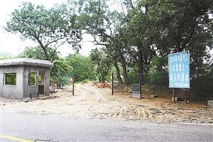 乱倒余泥渣土事件后，大鹏新区设立岗亭对咸头岭遗址进行封闭式管理。深圳晚报记者 曾振文 摄