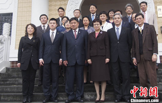　4月19日上午，北京故宫博物院院长单霁翔（前排左三）抵达台北故宫博物院，与台北故宫博物院院长冯明珠等人合影留念。中新社发 郑巧 摄 