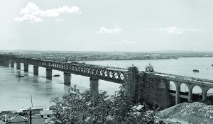 1957年拍摄的武汉长江大桥。新华社发