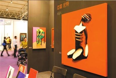 外国艺术家带来的作品装置与绘画相结合，颇具新意。 京华时报记者吴平摄
