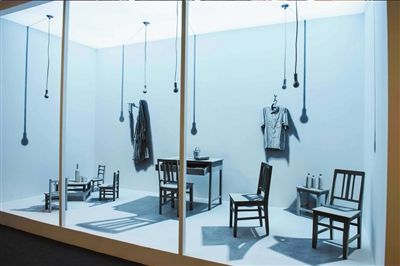 姜吉安作品《二居室》强调一种错位感。　京华时报记者吴平摄