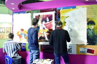 3位法国漫画家在展览区现场作画