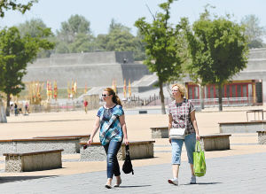 游客在大明宫国家遗址公园游玩（资料图片） 记者 尚洪涛 摄