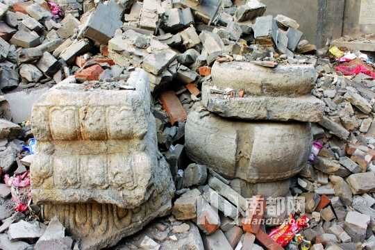 被拆毁的老房子部分古老物件。