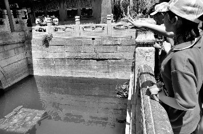 1游人许愿 不少旅游团来到水池边，见有人在投币，众人也都效仿