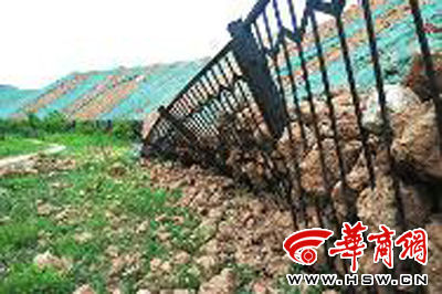 韩森冢北侧,铁护栏已有十多米被堆过来的土方压垮 本组图片由本报记者 张喆 摄 