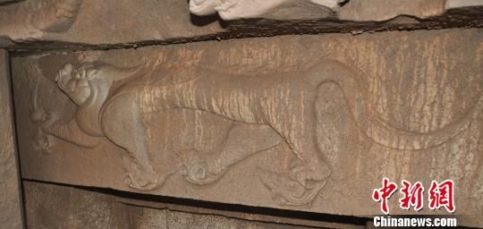 M3右壁上龛横梁上石刻 贾雨田 摄