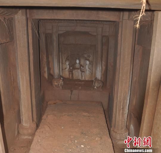 M1墓内的石刻雕像 贾雨田 摄