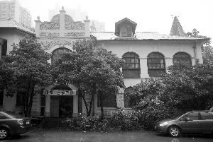 洪武北路旁的小黄楼平时很安静很文艺，但一幅“还我产权”条幅让它陷入一场争执之中 本版摄影 现代快报记者 施向辉