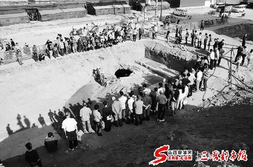 挖掘现场站满围观的市民。
