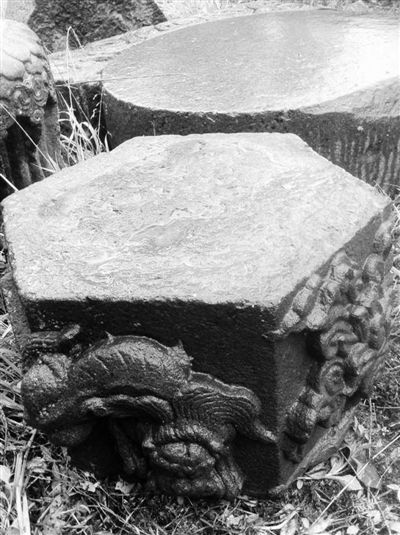 木柱子下面的精美石柱础，被小偷换成了石头、砖块。(警方供图)