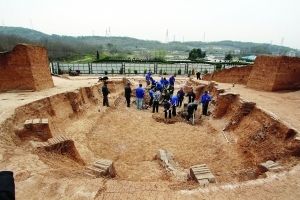 南京发掘狮子冲南朝墓这个疑似帝陵，引发了巨大争议 