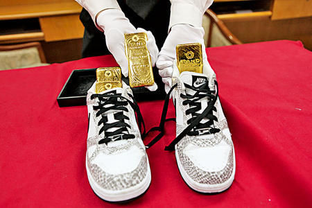 港男鞋底暗藏四块走私黄金遭查获。