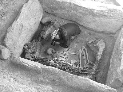 存有完整人骨的墓穴