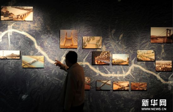 5月8日，一位市民在兰州黄河桥梁博物馆参观。