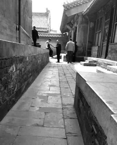 受伤后被控制的砸玻璃男游客