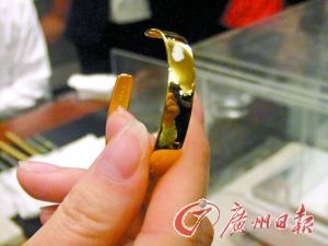 金手镯上长了白斑。