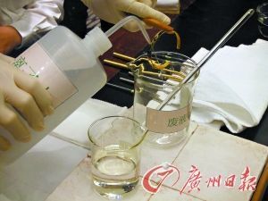 弱酸液体很容易清洗掉红斑或白雾。