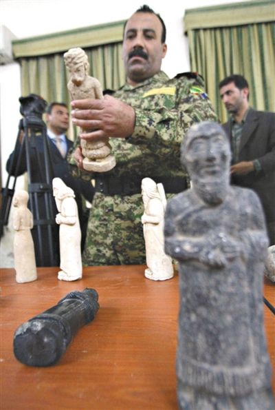 2008年12月16日，伊拉克巴士拉，警方从走私者手中缴获的珍贵文物。萨达姆下台后，伊拉克大量文物流失海外。