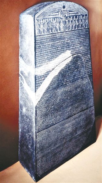 罗塞塔石碑复制品。埃及要求大英博物馆归还存放于该地的古代文物罗塞塔石碑至今未果。