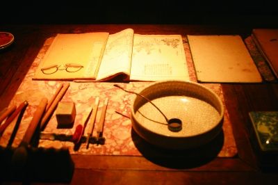 位于北京画院美术馆三楼的齐白石纪念馆，复原了齐白石书房画案，并长年向公众开放。