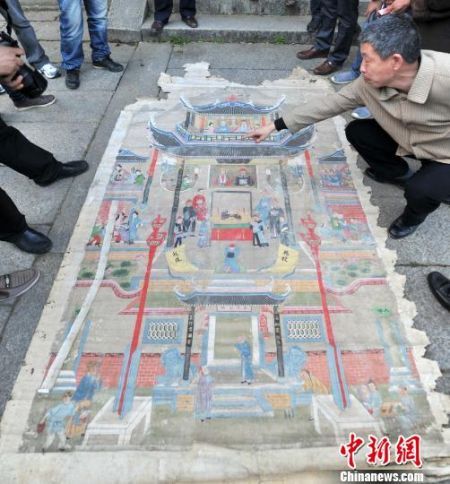 图为余氏族人珍藏、首次公开现身的古画。　吕明　摄