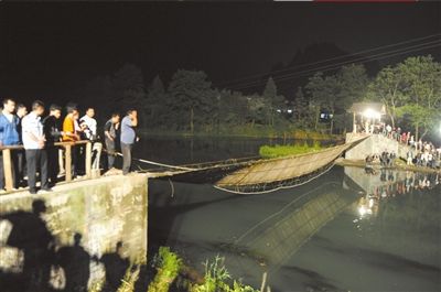 昨晚，凤凰县通往桃花岛的吊桥桥面已倾斜。中新社发