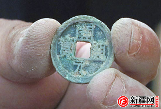 23日发现的唐代钱币开元通宝。（库车县文物保护管理局提供）