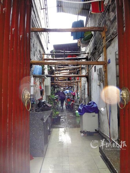 广州市级文物区家祠要靠木棍支撑