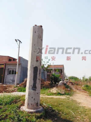 西侧华表上的石刻被盗，只剩下光秃秃的柱身 记者 王海鹏 摄