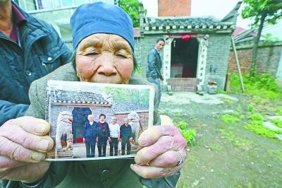 余太婆向记者展示被盗石狮的照片