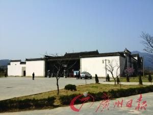 安徽泾县被誉为“中华第一祠”的翟氏大宗祠，气势恢宏，粉墙青瓦极具现代感。