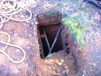 盗墓团伙在天马山二号汉墓附近挖掘的盗洞。